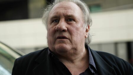 "Grossier, grivois, gaulois, lourd parfois, oui, mais pas violent !" : la famille de Gérard Depardieu dénonce "une cabale" contre l'acteur
          Gérard Depardieu est mis en examen depuis 2020 pour viols, après une plainte d'une comédienne, Charlotte Arnould, accusations qu'il réfute.