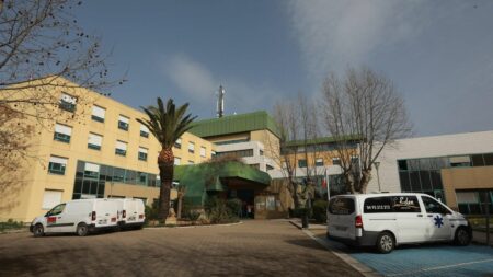 Var : la famille de Lucas, 25 ans, porte plainte après sa mort à l'hôpital d'Hyères, alors qu'il attendait depuis 10 heures aux urgences
          La famille de Lucas, 25 ans, a déposé plainte il y a une semaine contre l'hôpital d'Hyères dans le Var pour "homicide involontaire". Le jeune homme est décédé le 30 septembre dernier à la suite d'un choc septique, après avoir passé dix heures dans l'établissement hospitalier selon France Bleu Provence.