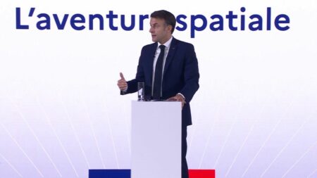 France en tête pour le développement d’un vaisseau cargo européen, annonce Macron Vidéo
Espace : la France se place en première ligne pour développer un vaisseau cargo européen, annonce Emmanuel Macron
"Ce sera l'un des axes principaux de France 2030 dans l'espace", a déclaré le président de la République lundi, lors d'un discours à Toulouse pour célébrer les deux ans de ce plan industriel.