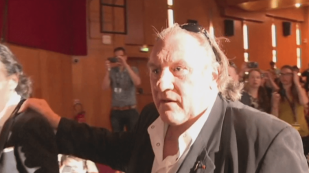 Culture : Gérard Depardieu met sa Légion d'honneur "à disposition"
          Alors que la ministre de la Culture avait annoncé le lancement d'une procédure qui pourrait déchoir Gérard Depardieu de sa Légion d'honneur, les avocats du comédien ont annoncé qu'il la mettait "à disposition". Cette affaire fait suite aux révélations de comportements sexistes de Gérard Depardieu, déjà mis en examen pour viols et agressions sexuelles.