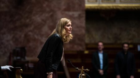 Gérard Larcher contre Jean-Luc Mélenchon : Yaël Braun-Pivet répond avec ‘mépris’ aux attaques "Ferme ta gueule" de Gérard Larcher : Yaël Braun-Pivet préfère le "mépris" pour répondre aux attaques de Jean-Luc Mélenchon
Le président du Sénat s'en est vertement pris au leader de La France insoumise la semaine dernière. Des propos que la présidente de l'Assemblée nationale comprend, même si elle affirme avoir "une autre tactique".