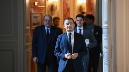 Gouvernement mise sur autorité pour image sécurisante: texte sur l’immigration et plan choc parental Édito. L’autorité, le leitmotiv du gouvernement pour restaurer une image sécurisante
L'autorité se veut de retour, avec le texte sur l’immigration qui entre en débat à l’Assemblée, lundi 11 décembre, et avec l'annonce par Aurore Bergé, dimanche, d'un plan choc pour responsabiliser les parents défaillants de délinquants, notamment les pères déserteurs.