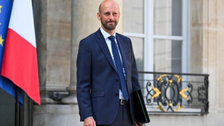 « Guide de la laïcité » pour agents publics face aux atteintes quotidiennes présenté par le gouvernement Un "guide de la laïcité" pour aider les agents publics à gérer les atteintes au quotidien
Alors que les atteintes à la laïcité font régulièrement la une de l'actualité, le gouvernement présente lundi un guide aux référents laïcité des ministères, avec des cas concrets pour aider les agents du service public au quotidien.