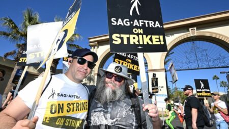 Cinéma : le principal syndicat d'acteurs à Hollywood ratifie l'accord avec les studios pour mettre fin à la grève
          L'accord prévoit notamment une somme de plus d'un milliard de dollars de compensations et de bénéfices pour les acteurs, ainsi qu'une protection contre l'usage de l'intelligence artificielle par les studios.