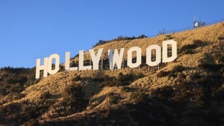 Les lettres géantes d'Hollywood, symbole mondial du cinéma, fêtent leur centenaire
          Erigées sur les hauteurs de Los Angeles, les neuf lettres de l'emblème de Hollywood ont été illuminées exceptionnellement vendredi soir pour célébrer leurs cent ans.