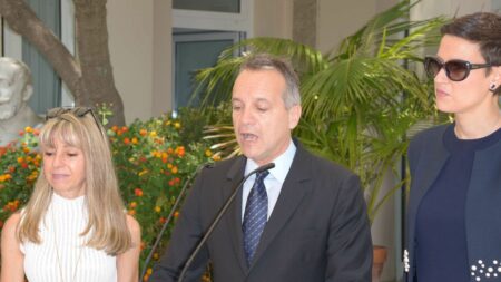 Le maire de Monaco Georges Marsan et quatre autres personnes inculpés pour des soupçons de corruption
          Les cinq personnes ont été placées sous contrôle judiciaire. La Principauté de Monaco est déjà le théâtre d'affaires de corruption dont le traitement a été pointé du doigt par le Conseil de l'Europe.