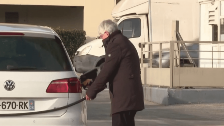 Indemnité carburant : l'aide de 100 euros ne sera versée en 2024 que si les prix atteignent 1,95 euro le litre
          L'indemnité carburant de 100 euros ne sera reconduite en 2024 que si le prix à la pompe atteint 1,95 euro le litre. Jeudi 14 décembre, la moyenne nationale est d'1,75 euro le litre. Depuis trois mois, la tendance est à la baisse.