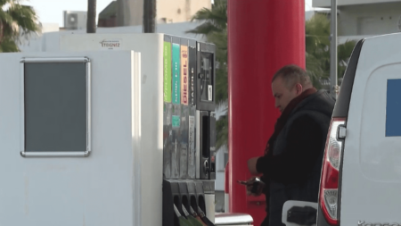 Carburant : le versement de l'indemnité de 100 euros en 2024 dépendra des prix à la pompe
          L'indemnité de 100 euros qui devait être versée en 2024 devrait finalement être suspendue, a annoncé jeudi 14 décembre le ministre de l’Économie Bruno Le Maire. Elle sera rétablie seulement si les prix du carburant dépassent 1,95 euro le litre.