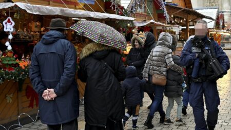 Ce que l'on sait de l’opération antiterroriste menée en Meurthe-et-Moselle
          Cinq personnes, soupçonnées d'être "en lien avec la mouvance islamiste", ont été interpellées vendredi dans plusieurs communes du département. Quatre d'entre elles ont été relâchées samedi.