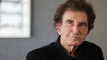 Affaire Depardieu : "J'approuve cette tribune" de soutien à l'acteur mais "on doit entendre la voix des femmes", réagit Jack Lang
          Une tribune, publiée mardi, dénonce le "lynchage" ciblant Gérard Depardieu. Jack Lang indique qu'il n'aurait pas pu la signer car elle ne contient "rien sur les droits des femmes" et rappelle, dans le même temps, que l'acteur a le droit à la "présomption d'innocence".