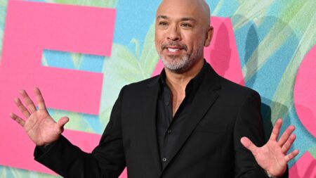L'humoriste Jo Koy présentera la cérémonie des Golden Globes en janvier
          L'humoriste et acteur américain Jo Koy sera le 7 janvier aux manettes de la cérémonie des Golden Globes qui récompense chaque année des œuvres cinématographiques et télévisuelles. Avec de nouveaux propriétaires, un changement de chaîne de télévision et un jury remanié, ces récompenses espérant remonter l'audience et mettre de côté les polémiques du passé.