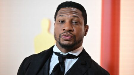 L'acteur Jonathan Majors reconnu coupable d'agression sur une ex-compagne et exclu par les studios Marvel
          Sa peine, qui pourrait aller jusqu'à un an de prison, sera prononcée le 6 février prochain.