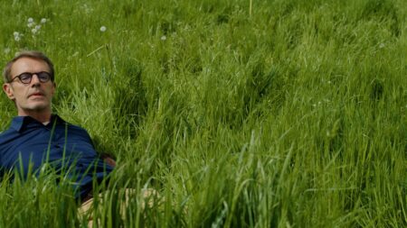 "5 hectares" : Lambert Wilson au volant d'un tracteur dans un road-movie extravagant
          Emilie Deleuze raconte la confrontation d'un citadin avec le monde rural dans une comédie décalée.