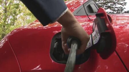 Véhicules électriques : qui peut bénéficier du leasing et quels modèles sont concernés ?
          Le gouvernement a mis en ligne un site, jeudi 14 décembre, permettant de savoir qui peut bénéficier du leasing mis en place sur certains véhicules électriques.