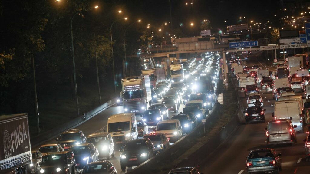 Limitation à 50 km/h sur le périphérique parisien : "On ne verra qu'à l'usage" l'efficacité de la mesure, estime le directeur de l'association Respire
          La mairie de Paris confirme jeudi qu'elle veut réduire la vitesse sur son périphérique, même si le gouvernement lui se dit contre cette mesure. Pour améliorer la qualité de l'air, la municipalité veut aussi réserver une voie pour le covoiturage, et cela aura "un effet positif", selon l'association Respire.