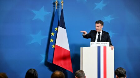 Loi immigration : Emmanuel Macron appelle à un "compromis intelligent", Gérald Darmanin estime que "chacun doit faire un pas"
          Le président de la République s'est exprimé sur le projet de loi sur l'immigration pour la première fois depuis le rejet de son examen par l'Assemblée. Le ministre de l'Intérieur, lui, était en déplacement à Calais, avant que le texte ne passe à partir de lundi en commission mixte paritaire.