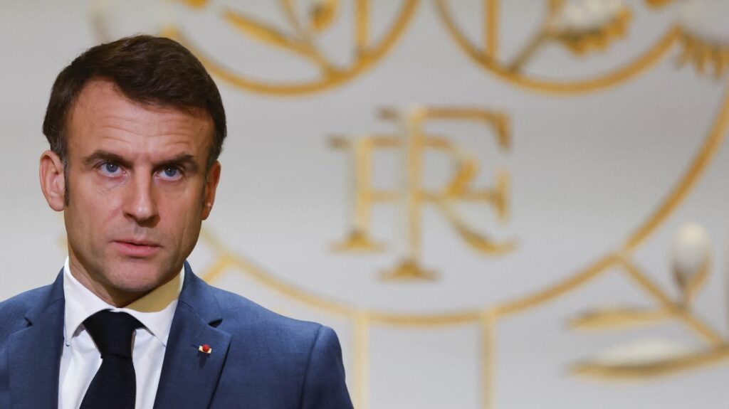 Loi immigration : pas de 49.3, pas de dissolution... Dans les coulisses du dîner à l'Elysée entre Emmanuel Macron et les ministres concernés
          Mardi soir, le chef de l'Etat a aussi appelé ses convives à resserrer les rangs autour du ministre de l'Intérieur, Gérald Darmanin, pour opérer une reprise en main collective du texte.