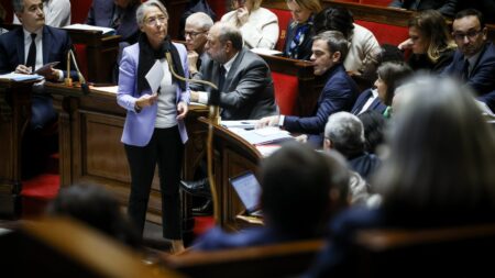 Loi immigration : Matignon demande aux ministres d'annuler leurs déplacements pour que tous les députés soient à l'Assemblée
          Toutes les oppositions coalisées pourraient voter une motion de rejet préalable au projet de loi immigration, ce qui stopperait net les débats dans l'hémicycle. Pour éviter l'accident, Matignon demande aux ministres d'annuler tout déplacement pour que tous les députés soient présents dans l'hémicycle.