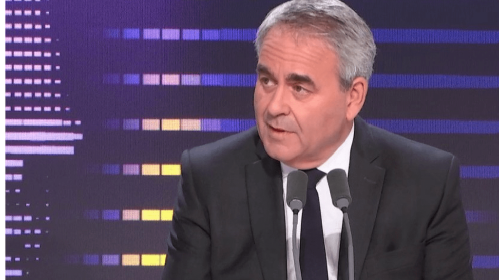 Projet de loi immigration : Xavier Bertrand dénonce "l'opportunisme politique du Rassemblement national"
          Le président de la région Hauts-de-France considère que Marine Le Pen était "prête à tout en votant cette loi, même à régulariser 10 000 personnes qui sont aujourd'hui dans la clandestinité".