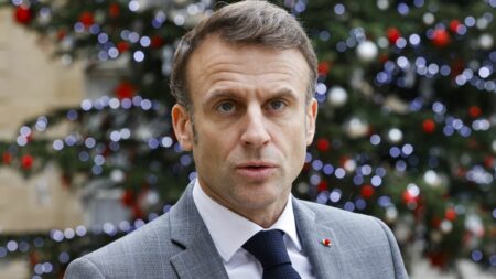 Macron demande le soutien de l’UE à Kiev face à la guerre en Ukraine, la Hongrie pourrait bloquer les décisions clés Guerre en Ukraine : Emmanuel Macron veut que l'Union européenne "soit au rendez-vous du soutien entier et durable" à Kiev
La Hongrie menace de bloquer des décisions clés pour Kiev qui sont au menu d'un sommet européen jeudi et vendredi.