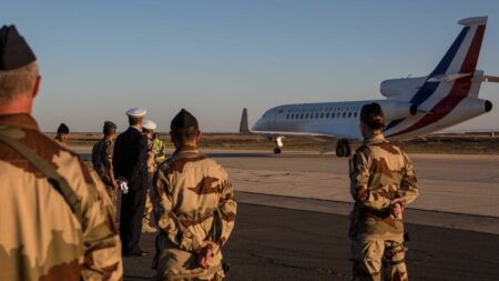 Emmanuel Macron se rendra en Jordanie les 21 et 22 décembre pour fêter Noël avec des militaires
          Le chef de l'Etat dînera avec les 350 militaires de la base aérienne projetée au Levant, qui participent à une coalition internationale contre le groupe Etat islamique en Irak.