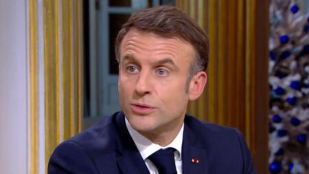 Affaire Gérard Depardieu : la polémique enfle après le soutien d'Emmanuel Macron
          "Je suis un grand admirateur de Gérard Depardieu. Il rend fier la France", a déclaré Emmanuel Macron, mercredi 20 décembre sur France 5, à propos de l'acteur, accusé de viol et d'agression sexuelle.