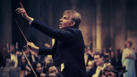 Bradley Cooper incarne le grand chef d'orchestre Leonard Bernstein dans "Maestro" sur Netflix
          Après "A Star is Born", l'acteur et réalisateur américain se penche sur cette grande figure de la musique classique dans le film "Maestro", qu'il a réalisé, à voir sur Netflix à partir du 20 décembre.