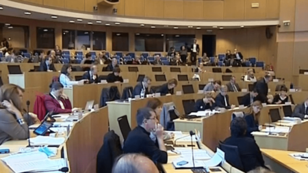 Justice : Marine Le Pen renvoyée en correctionnelle dans l’affaire des fonds détournés au FN
          Marine Le Pen, son père ainsi que 26 autres personnes sont renvoyés en procès. Tous seront jugés à l’automne 2024 pour détournement de fonds publics. Ils sont suspectés d’avoir employé, avec des fonds européens, des collaborateurs qui travaillaient en réalité pour le Front national.
