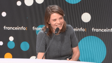 "J'essaye de faire des belles choses" : Mélanie Thierry part à l'aventure en Antarctique dans "Soudain seuls"
          Tous les jours, une personnalité s'invite dans le monde d'Élodie Suigo. Mercredi 6 décembre 2023 : la comédienne, Mélanie Thierry. Aux côtés de Gilles Lellouche, elle est à l’affiche du nouveau film de Thomas Bidegain.