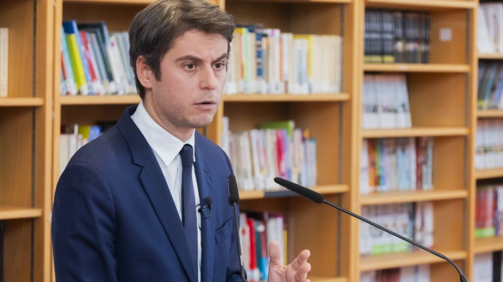 Sésame pour le lycée, moins de poids pour le contrôle continu... Quelles sont les modalités du nouveau brevet annoncé par Gabriel Attal ?
          Si un collégien n'obtient pas son brevet, il devra passer par une "prépa-lycée", a annoncé le ministre de l'Éducation nationale.