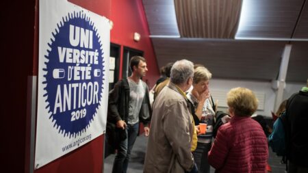 Anticor : pourquoi le non-renouvellement de son agrément fait polémique
          L'agrément de l'association, qui lui permet d'intervenir dans des procédures judiciaires, n'a été pas été renouvelé par le gouvernement. L'ONG dénonce une décision "politique".