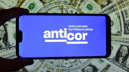 Lutte contre la corruption : quatre questions sur le non-renouvellement "implicite" de l'agrément d'Anticor par le gouvernement
          Sans cet agrément, l'association Anticor ne peut plus se porter partie civile dans des dossiers de corruption. Une décision qualifiée de "cadeau de Noël aux corrupteurs" par l'avocat de l'ONG, qui va la contester devant la justice administrative.