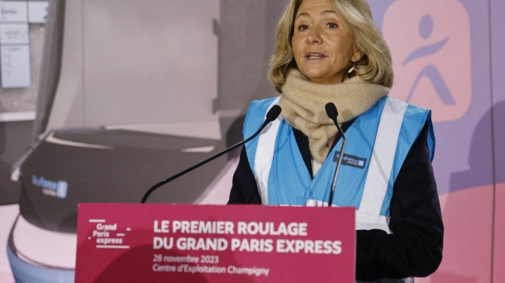 Paris 2024 : la mairie de Paris demande à Valérie Pécresse de revenir sur les hausses de tarifs des transports décidées pour les Jeux
          Les prix des billets à l'unité et des forfaits quotidiens et hebdomadaires vont fortement grimper. La mairie estime que cette politique va complexifier le recrutement des volontaires.
