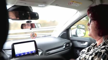Permis de conduire à 17 ans : les auto-écoles redoutent un surplus de candidats en janvier
          Dès le 1er janvier 2024, le permis de conduire sera accessible dès 17 ans. La mesure, qui avait été présentée en grande pompe par le gouvernement, semble avoir pris du retard dans les auto-écoles.
