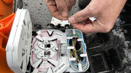 Plan très haut débit a 10 ans en France: 1 sur 5 Français attend toujours Le Plan très haut débit fête ses 10 ans : 1 Français sur 5 attend toujours
Le Plan France très haut débit, c’est "le plus grand chantier industriel de ce début de siècle" en France, selon Jean-Noël Barrot. L’objectif, en 2013, était le très haut débit pour tous, à la fin de l’année dernière. Le très haut débit est bien là, mais pour seulement quatre Français sur cinq.