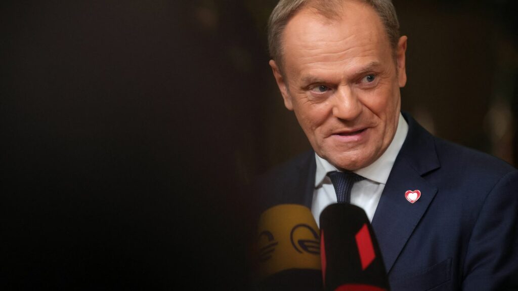Pologne : le nouveau gouvernement mène une purge drastique pour restaurer l'indépendance des médias publics
          Une page s'est tournée en Pologne, après huit ans au pouvoir du parti national populiste PiS. La victoire électorale du camp progressiste, mardi 12 décembre, a porté Donald Tusk au poste de Premier ministre. Le nouvel homme fort vient de s'emparer des médias nationaux, au nom d'une restauration démocratique.