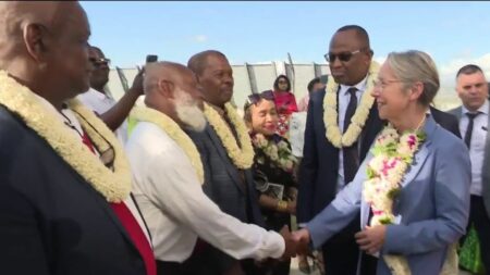 Mayotte : la Première ministre est en visite dans l’archipel
          La Première ministre, Élisabeth Borne, est en déplacement à Mayotte. Elle doit aborder en moins de 24 heures la question de l’accès à l’eau, de l’habitat mais aussi de la sécurité.