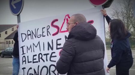 Yvelines : les professeurs d’un collège se disent "en danger"
          Depuis quelques jours, une professeure est la cible de vives critiques après avoir montré à ses élèves un tableau du XVIIe siècle, sur lequel cinq muses sont représentées nues. La situation s’est rapidement envenimée.