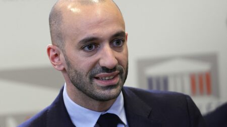 Projet de loi immigration: Républicains évitent le débat pour cacher leurs divisions, dénonce Benjamin Haddad Projet de loi immigration : Les Républicains "ont fait le choix de ne pas débattre pour masquer leurs propres divisions", tacle le député Renaissance Benjamin Haddad
Le porte-parole du groupe Renaissance à l'Assemblée nationale dénonce "des alliances baroques" des Républicains "avec l'extrême gauche et l'extrême droite pour priver d'un débat sur l'immigration dont on a besoin".