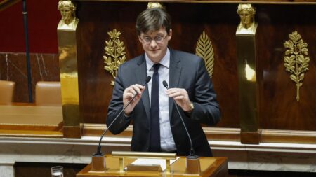 Loi immigration : Sacha Houlié, figure de l'aile gauche macroniste, va voter contre le projet de loi
          Sacha Houlié présidait pourtant la commission mixte paritaire qui a abouti mardi à un accord sur le projet de loi immigration.