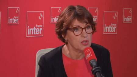 Projet de loi immigration : accord en vue, selon la députée LR Annie Genevard, membre de la CMP Projet de loi immigration : "Je crois qu'un accord est à notre portée", affirme la députée LR Annie Genevard, membre de la commission mixte paritaire
Après un week-end de discussions en coulisses entre le gouvernement et la droite, le projet de loi immigration arrive ce lundi en commission mixte paritaire. Invitée ce lundi de France Inter, Annie Genevard, secrétaire générale des Républicains et membre de la CMP, se dit confiante quant à la possibilité de trouver un accord.