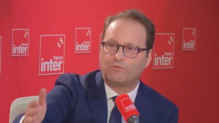 Rejet du projet de loi immigration : "Pas de chasse aux sorcières", défend Sylvain Maillard, alors que neuf députés du camp présidentiel étaient absents lors du vote
          "97% de mon groupe était présent", fait valoir le chef de file des députés Renaissance à l'Assemblée nationale. Selon lui, ce rejet est juste une volonté "de faire tomber le gouvernement".