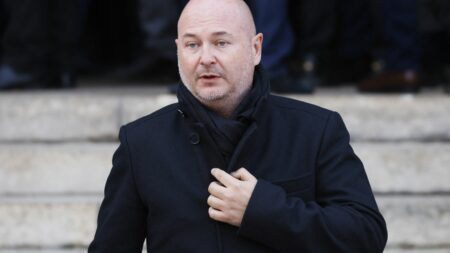 L'animateur Sébastien Cauet visé par une quatrième plainte pour "agression sexuelle"
          La plaignante, âgée de 44 ans, dénonce des faits survenus, selon elle, durant l'été 1997.