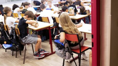 Réforme du collège: Retour sur les propositions de Gabriel Attal pour l’éducation de demain CHRONIQUE. Retour sur les annonces de Gabriel Attal sur le collège de demain
Clément Viktorovitch revient chaque semaine sur les débats et les enjeux politiques. Dimanche 10 décembre : la réforme du collège esquissée par le ministre de l’Éducation nationale, en réaction aux mauvais résultats des écoliers français dans le classement international PISA. Une réforme qui propose notamment le rétablissement de classes de niveaux dans les collèges.