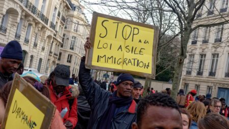 Retrait de la loi immigration demandé à Macron par des syndicalistes, associatifs et universitaires Loi immigration: des syndicalistes, associatifs et universitaires demandent son retrait à Emmanuel Macron, "plutôt qu’une tâche indélébile sur nos principes républicains"
Dans une lettre ouverte adressée au président de la République, une dizaine de personnalités demandent le retrait du projet de loi immigration, dénonçant le "vent mauvais" en France et en Europe, le "poison grandissant de la haine et du rejet de l'autre".