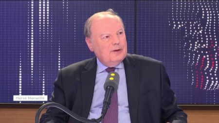 Sénateur UDI Hervé Marseille n’estime pas urgent de réunir la Commission mixte paritaire sur l’Immigration Immigration : "Il n'y a pas d'urgence" à réunir la Commission mixte paritaire, estime le sénateur UDI Hervé Marseille
Le sénateur centriste préconise de "prendre le temps" de discuter alors que le gouvernement veut "au plus vite", au lendemain du vote de la motion de rejet contre son projet de loi.