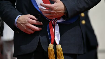 Corruption : près de 9 Français sur 10 estiment que les personnes exerçant des responsabilités sont "corrompues pour une grande partie d'entre elles", selon un sondage
          Une étude Harris Interactive révèle samedi que 70 % des Français estiment qu’un ministre mis en examen dans une affaire de corruption devrait démissionner.