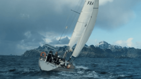 "Soudain seuls" : un film dans lequel un couple de navigateurs se retrouve isolé sur une île
          C'est un film qui nous emmène au bout du monde. Avec Gilles Lellouche et Mélanie Thierry, "Soudain seuls" raconte l’histoire d’un couple de navigateurs qui se retrouve isolé sur une île.