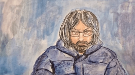 Procès de Monique Olivier : grimé, son fils unique avec Michel Fourniret témoigne
          Le fils unique de Monique Olivier et de Michel Fourniret était appelé à témoigner, mercredi 13 décembre, au procès de sa mère. Selim Olivier est apparu grimé en visioconférence. Il a expliqué n'avoir jamais rien su des crimes commis par ses parents jusqu'en 2004, lorsqu'ils ont été interpellés.