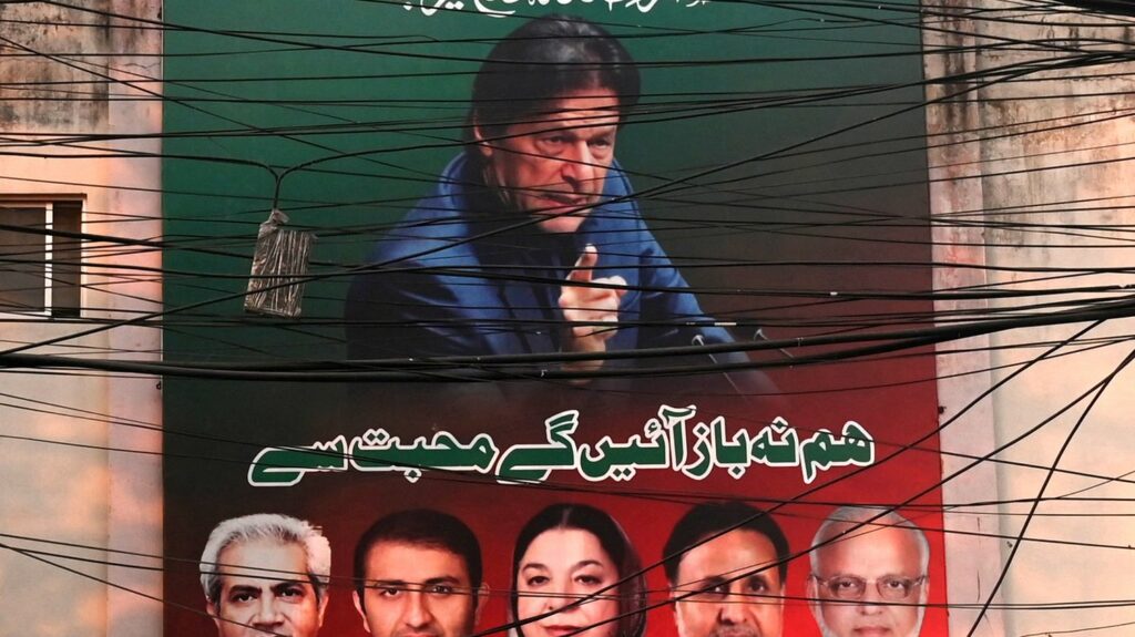 Pakistan : avant les législatives, la tension monte au sein de la classe politique
          Les partisans d'Imran Khan, emprisonné depuis le mois d’août, ont diffusé sur les réseaux sociaux un message vocal de l’ex-chef du gouvernement grâce à une voix reconstituée. Une méthode qui illustre les tensions au sein de la classe politique pakistanaise, à quelques semaines des législatives.
